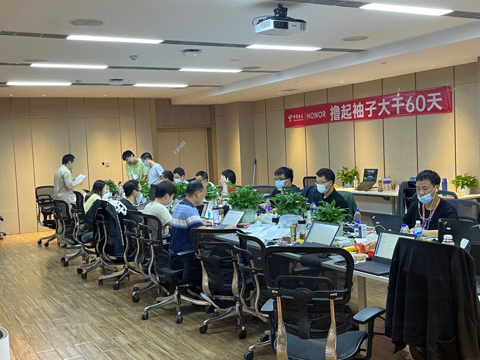 億迅突擊隊(duì)員們勠力攻堅(jiān).jpg