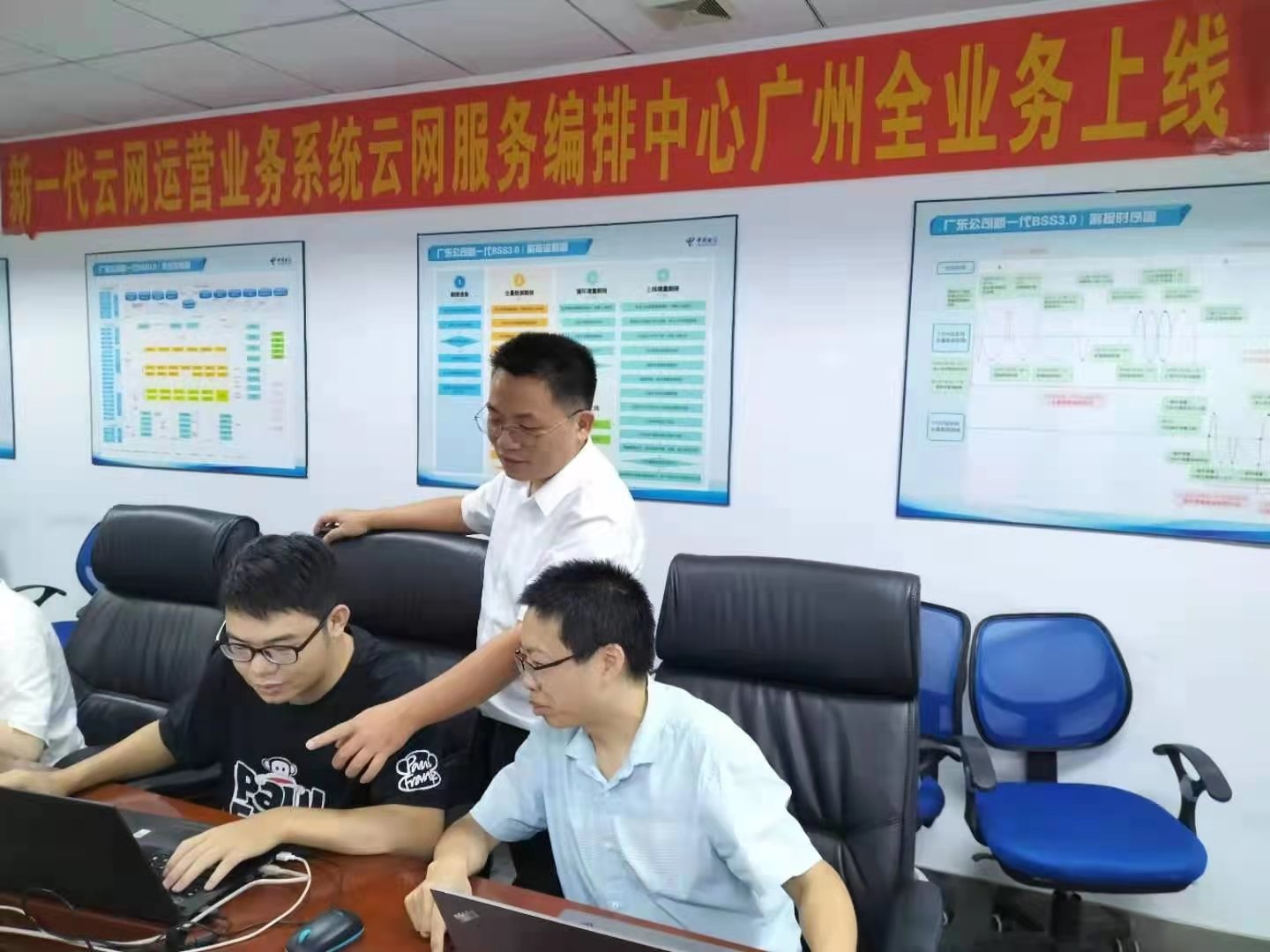 梁智強和團隊成員.jpg