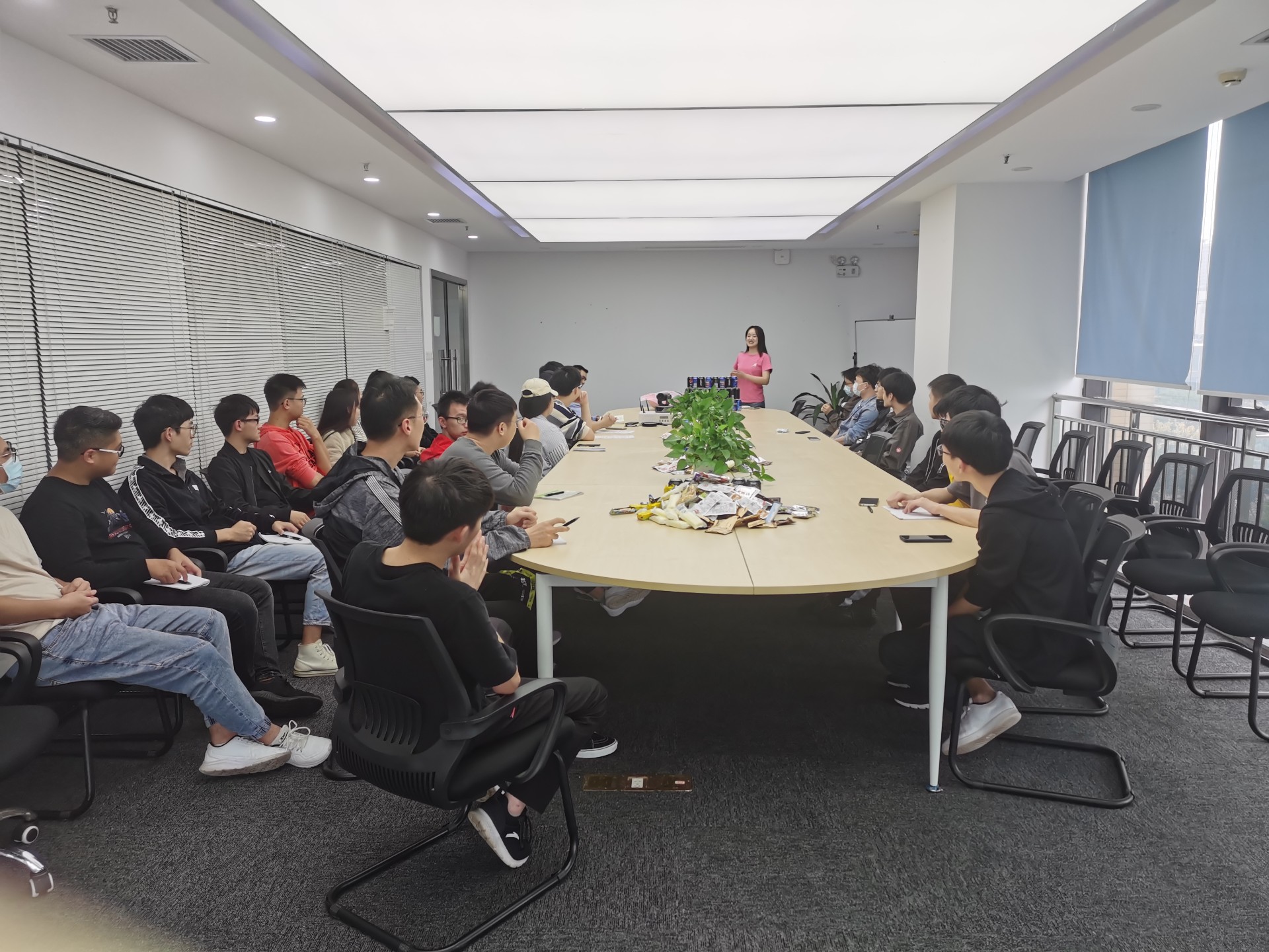 新老員工交流分享工作經(jīng)驗(yàn).jpg